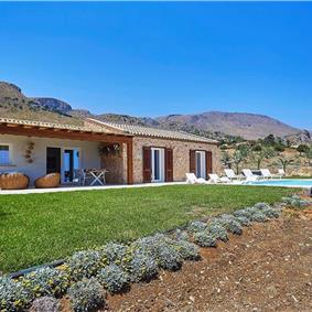 3 bedroom villa with infinity pool and jacuzzi, Scopello, sleeps 5-6